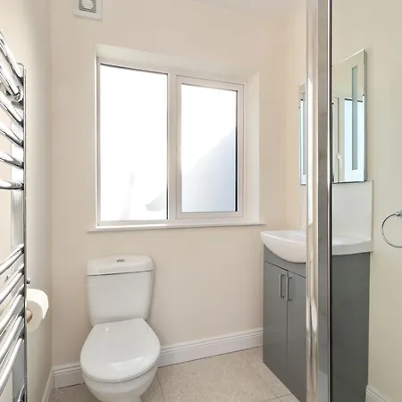 בית נופש The Manor 4 Bedrooms Sleeps 7 *